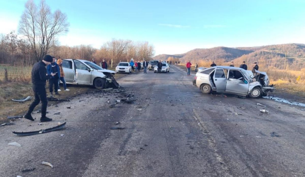 Внаслідок лобового зіткнення двох авто на Івано-Франківщині загинула 13-річна дівчина