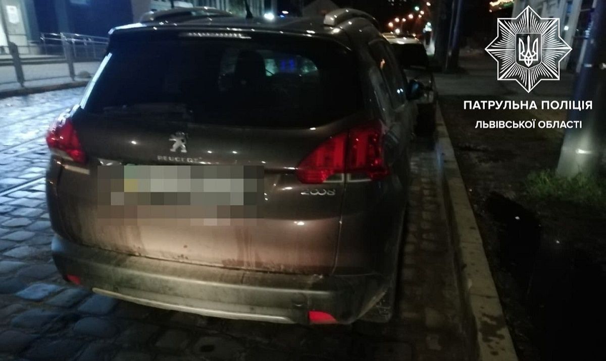 П’яна 48-річна львів’янка на Peugeot вчинила дві ДТП і втекла