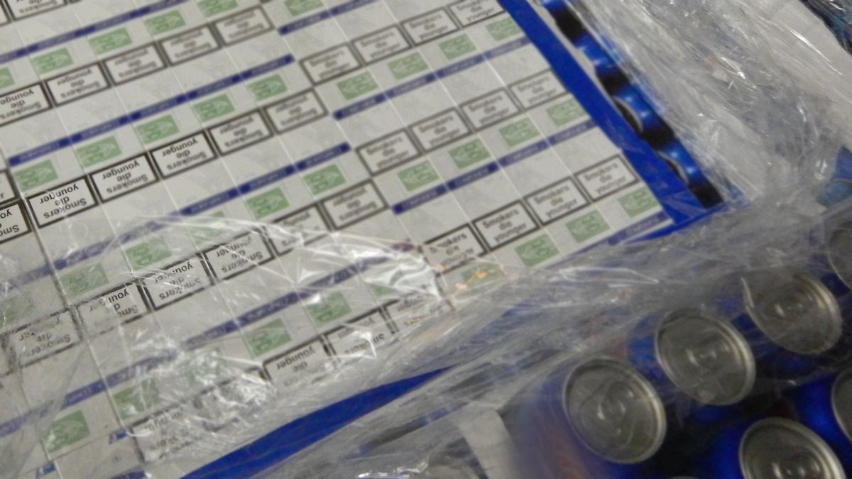 Польські митники виявили 200 тис. пачок сигарет у вантажівці з напоями з України
