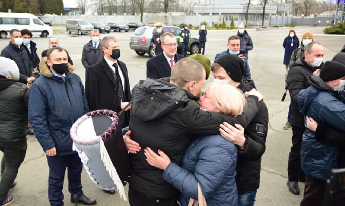 До України повернулися моряки, які п’ять років були ув’язнені у Лівії