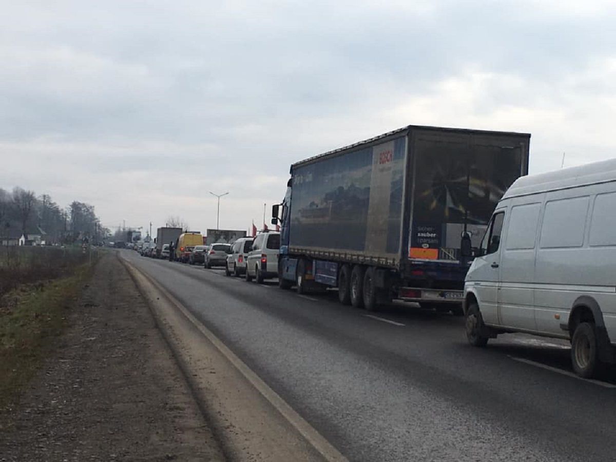 Кілька ключових трас Західної України заблокували протестувальники