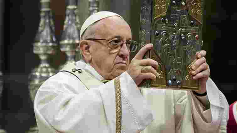 Папа Франциск дозволив жінкам прислужувати біля вівтаря