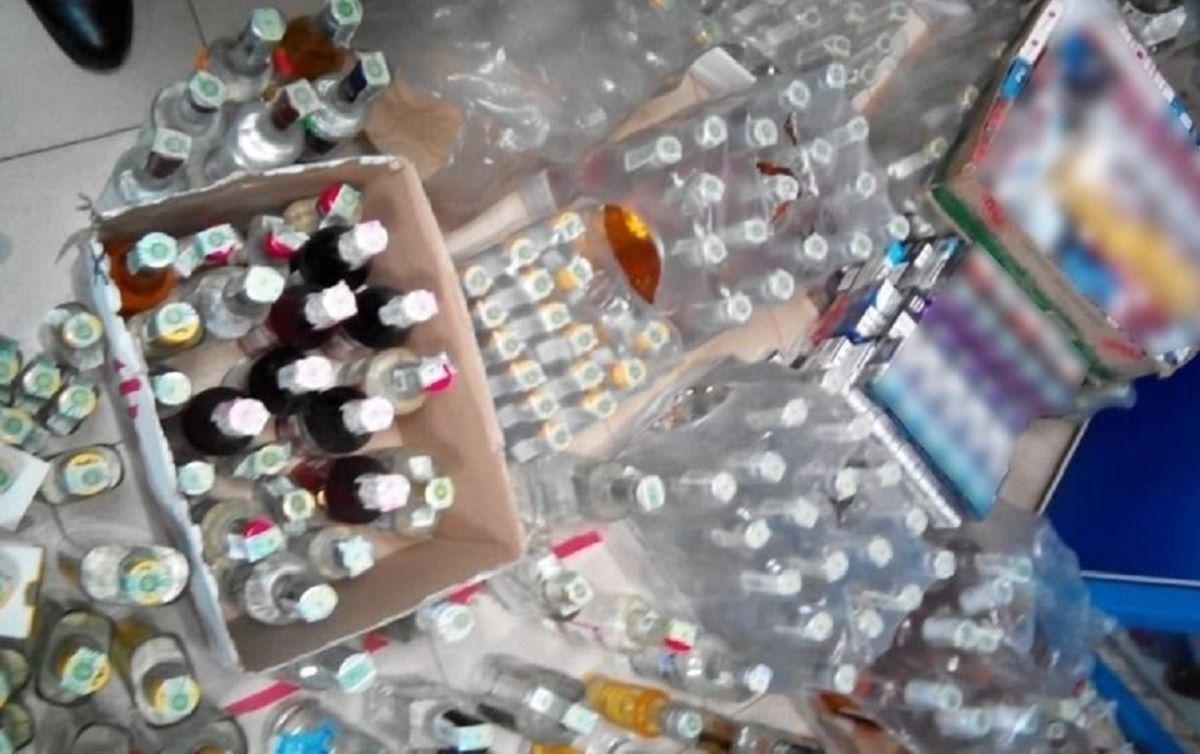 У магазинах Золочева поліція виявила 5700  пляшок підробленої горілки