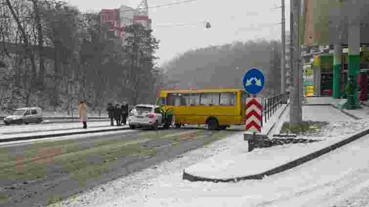 На Новому Львові приміська маршрутка зіткнулася з легковиком
