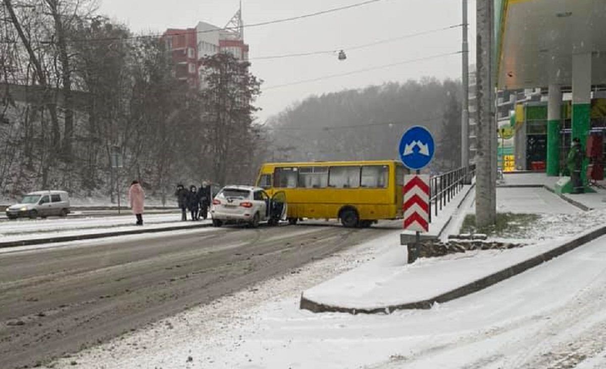 На Новому Львові приміська маршрутка зіткнулася з легковиком