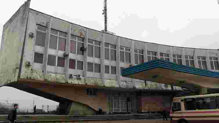 42-річний чоловік впав з третього поверху Львівського автовокзалу
