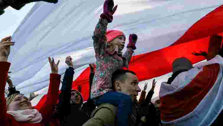 У Білорусі ввели штрафи за використання національних біло-червоних прапорів