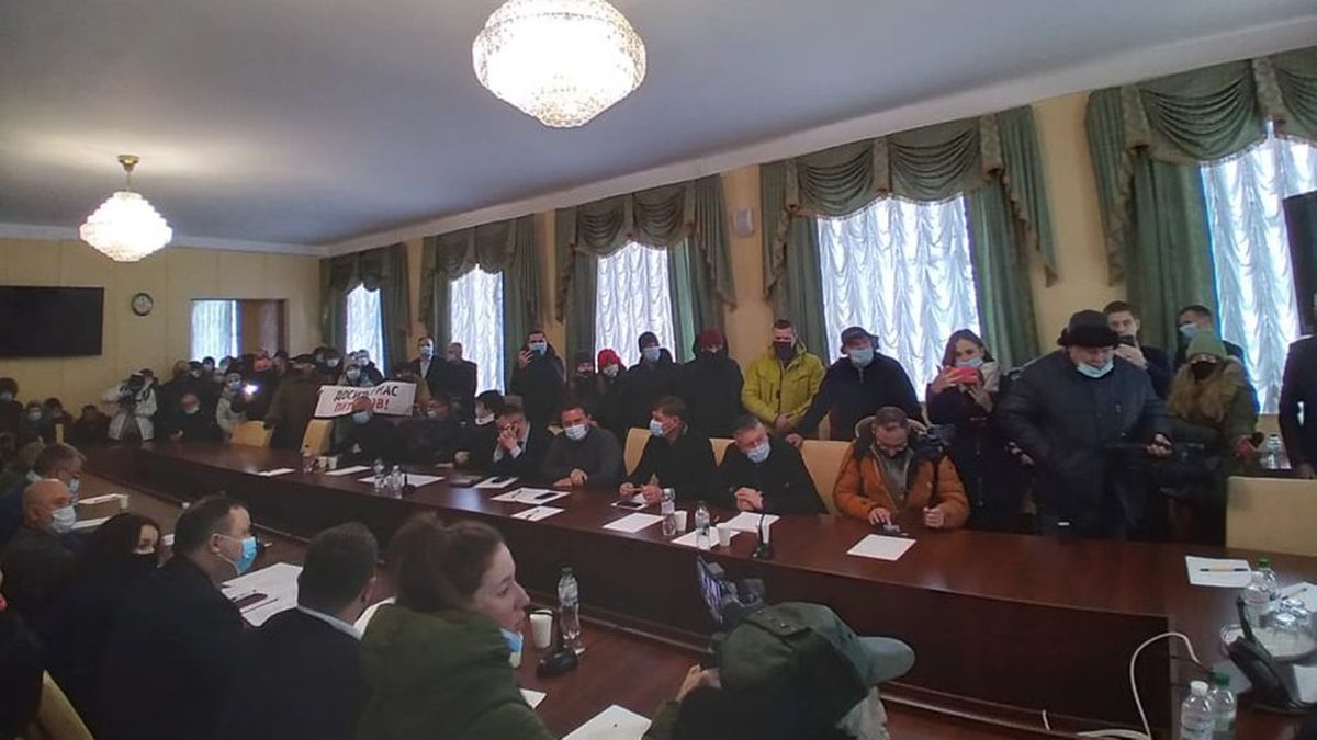 Протестувальники увірвалися до Житомирської облради під час акції проти підвищення тарифів 