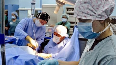 У Франції провели першу у світі операцію з пересадки рук і плечей

