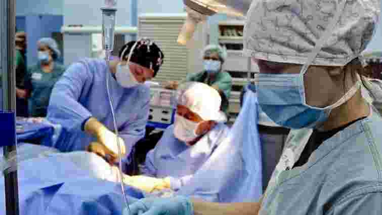 У Франції провели першу у світі операцію з пересадки рук і плечей

