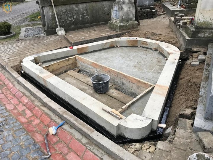 На могилі вже почали підготовчі роботи (фото ЛОДА)