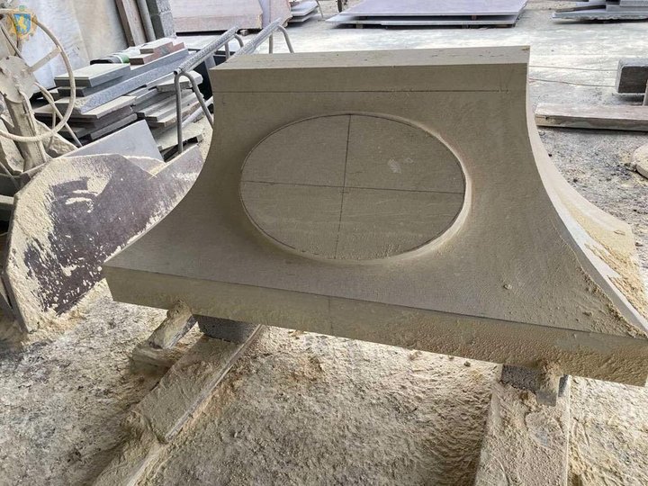 Уже встановили постамент та виготовили необхідні елементи з вапняку (фото ЛОДА)