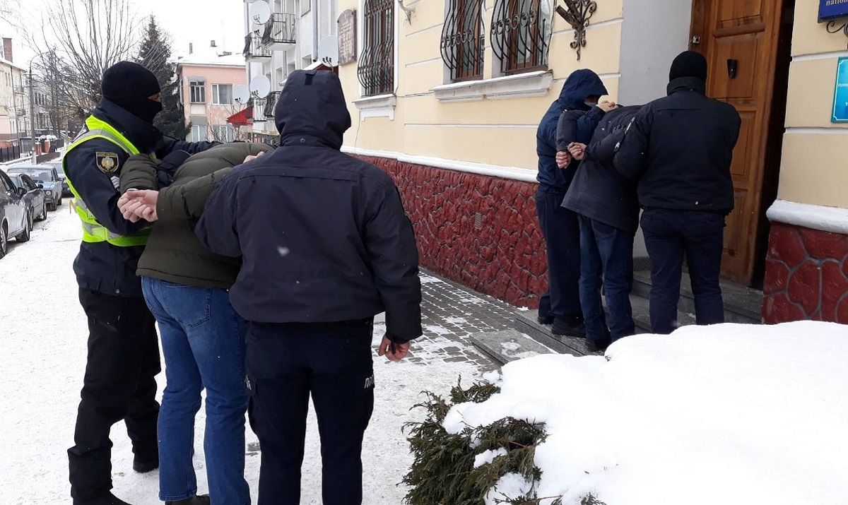 Поліція затримала двох грабіжників, що катували сокирою мешканця Золочева