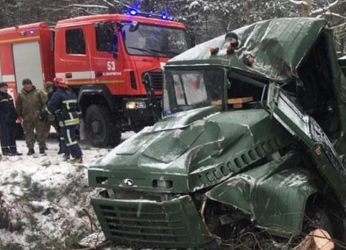 Унаслідок ДТП на Яворівському полігоні травми отримали восьмеро військових