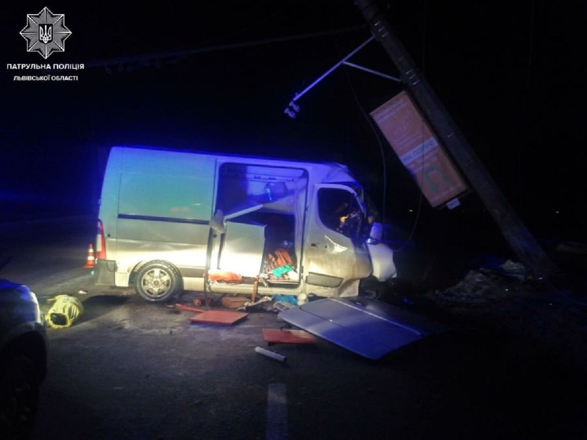 На Сихові водій мікроавтобуса повалив бетонну електроопору і покинув авто