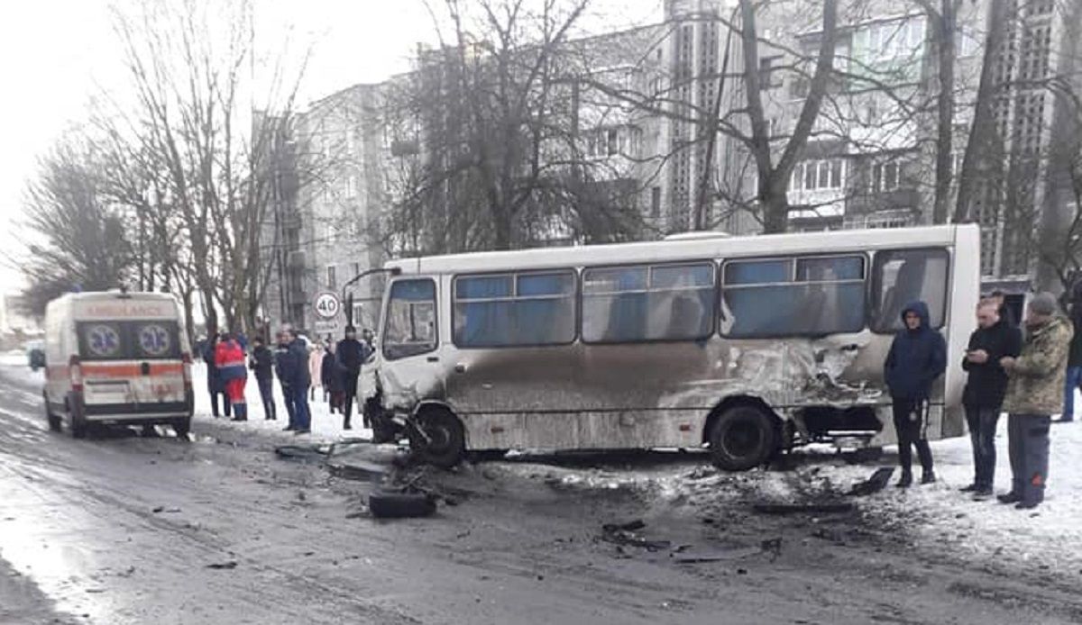 У Соснівці Renault в’їхав у маршрутку з пасажирами, постраждали четверо людей