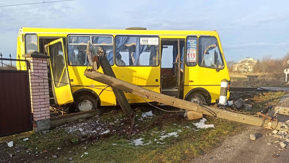 Поїзд врізався у маршрутку з пасажирами біля Пустомит
