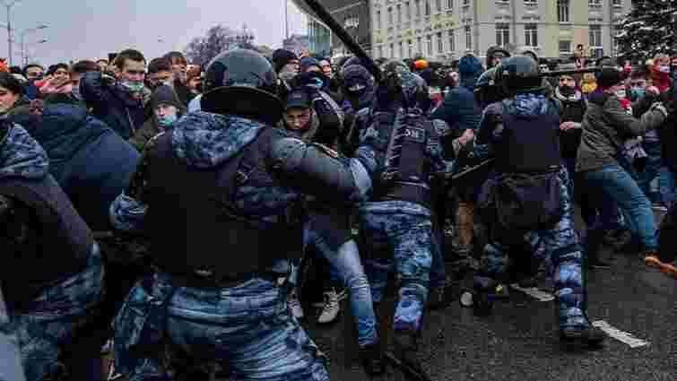 Євросоюз може запровадити нові санкції через розгін протестів в РФ