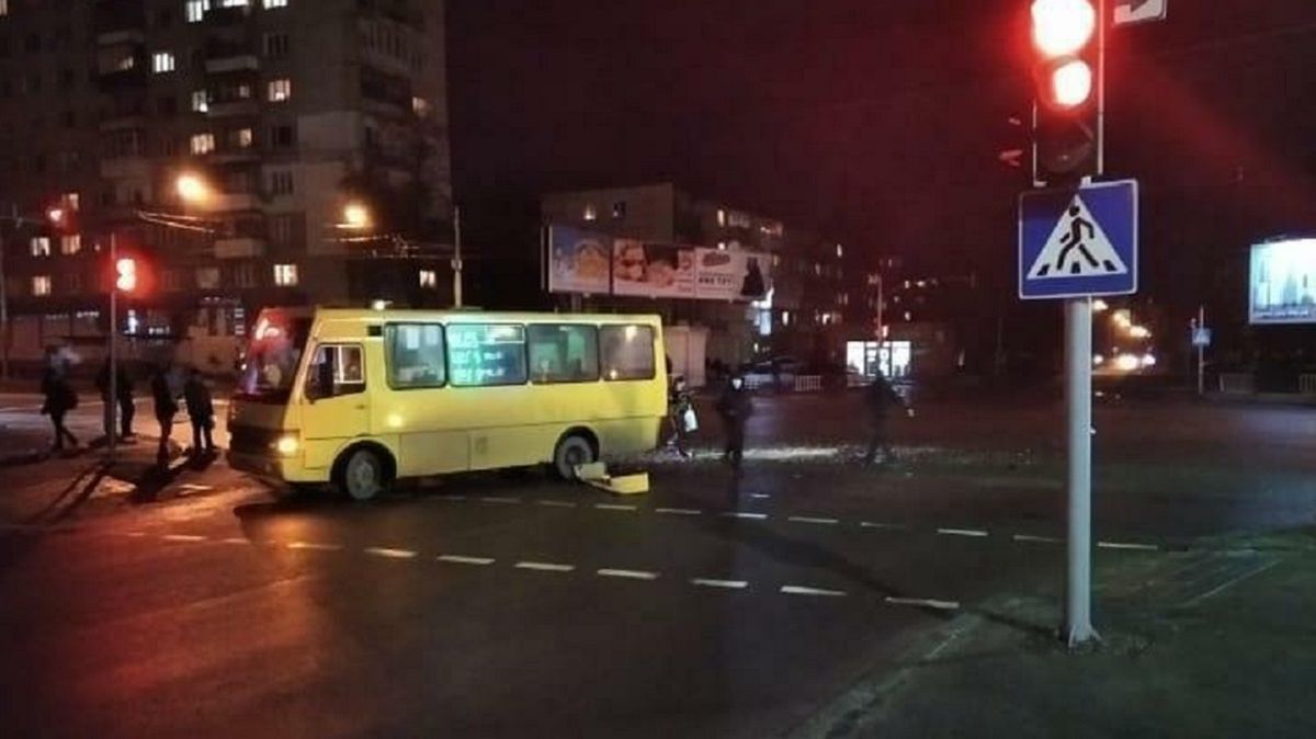 У Львові позашляховик в’їхав у маршрутку з пасажирами