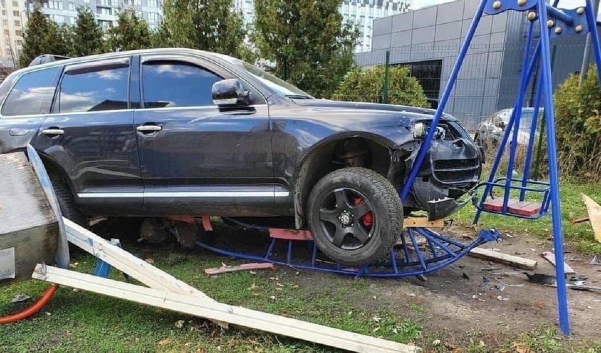 Після п’яної ДТП на дитмайданчику львівського поліцейського звільнили з роботи