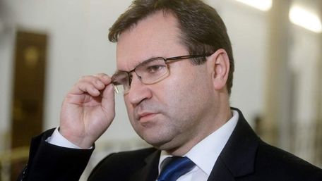 Польського депутата звинуватили в позачерговій вакцинації і виключили з партії