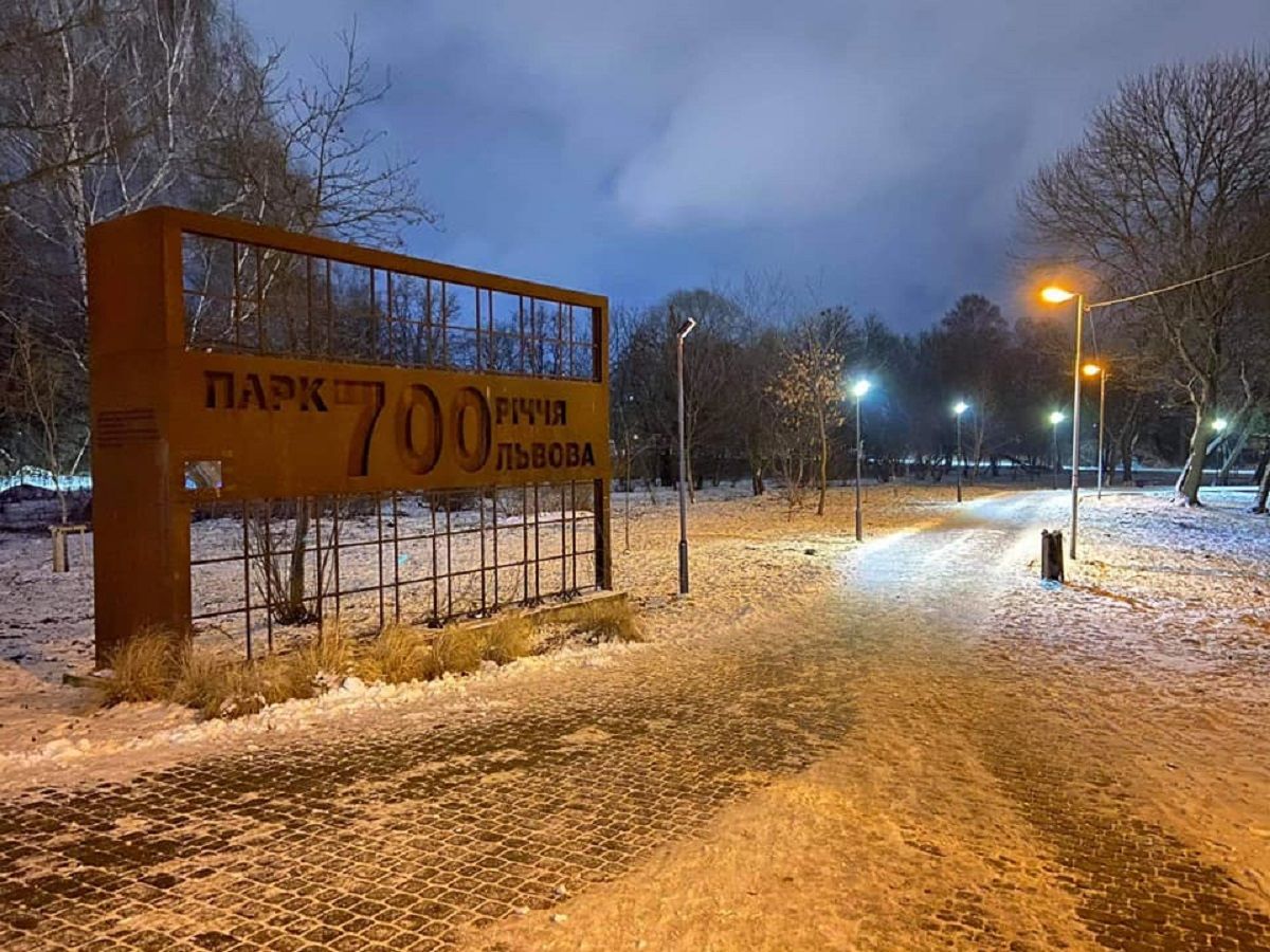 Доріжки у парках Львова посипатимуть проти ожеледиці кавовою гущею