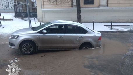 У центрі Львова через витік води на вулиці утворилося провалля
