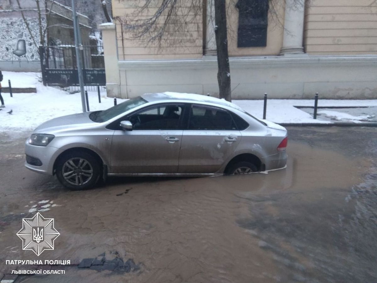 У центрі Львова через витік води на вулиці утворилося провалля