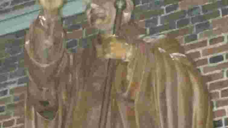 40-річного дрогобичанина оштрафували за пошкодження пам’ятника Івану Павлу ІІ
