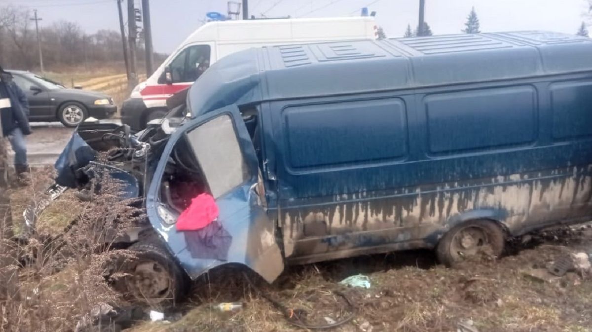 Пасажирський поїзд в’їхав у мікроавтобус на Львівщині