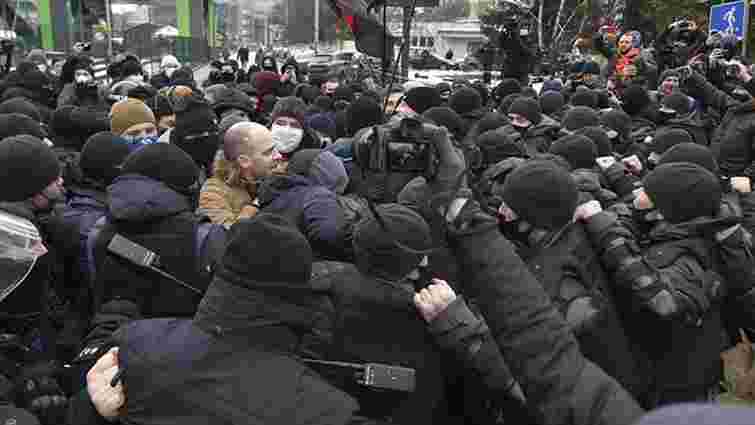 Під офісом телеканалу «НАШ» у Києві сталися сутички націоналістів з поліцією