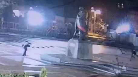 Вночі облили червоною фарбою пам’ятник Степану Бандері у Львові