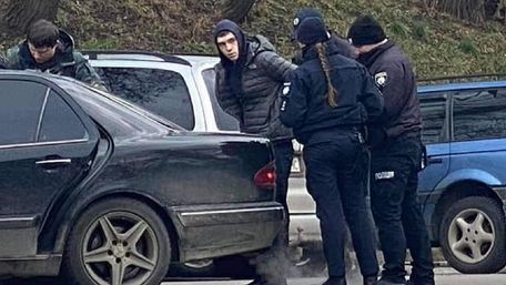 У центрі Львова затримали водія Mercedes зі зброєю та наркотиками