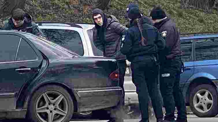 У центрі Львова затримали Mercedes зі зброєю та наркотиками