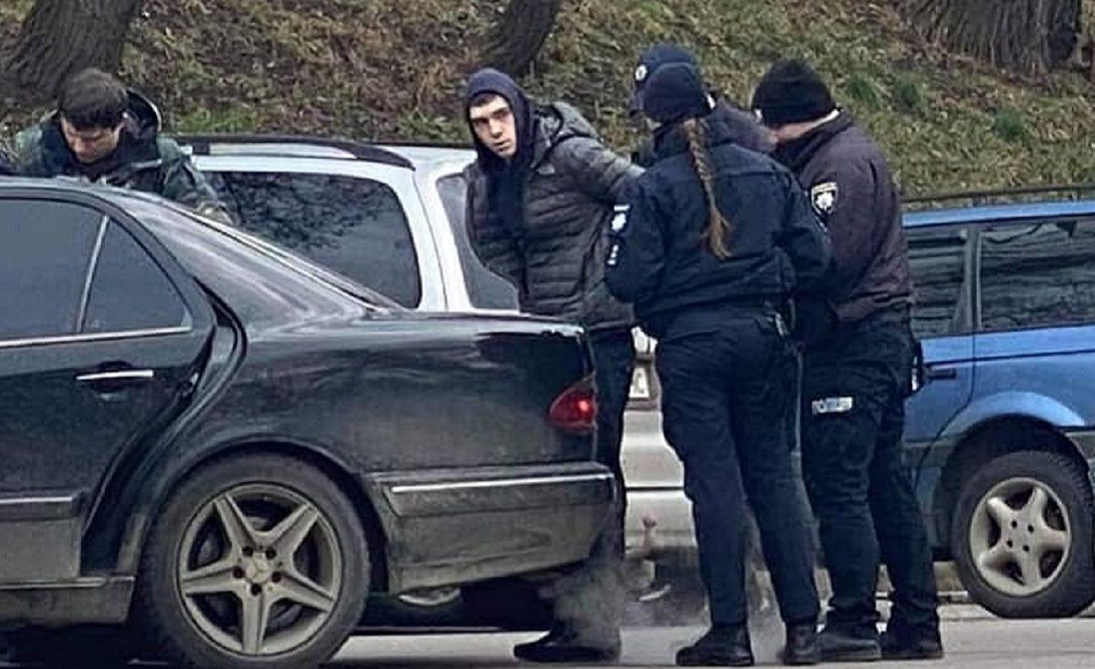 У центрі Львова затримали Mercedes зі зброєю та наркотиками