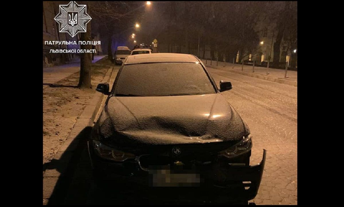 П’яний іноземець на BMW розбив чотири припарковані машини у центрі Львова