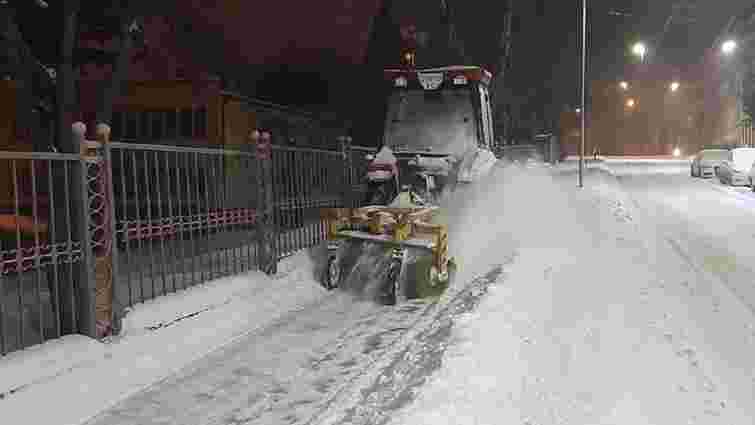  Через снігопад львівські комунальники працюють у посиленому режимі