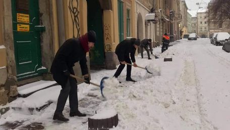 Львівські чиновники вийшли чистити вулиці від снігу. Фото дня
