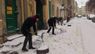 Львівські чиновники вийшли чистити вулиці від снігу. Фото дня
