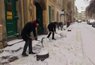 Львівські чиновники вийшли чистити вулиці від снігу. Фото дня
