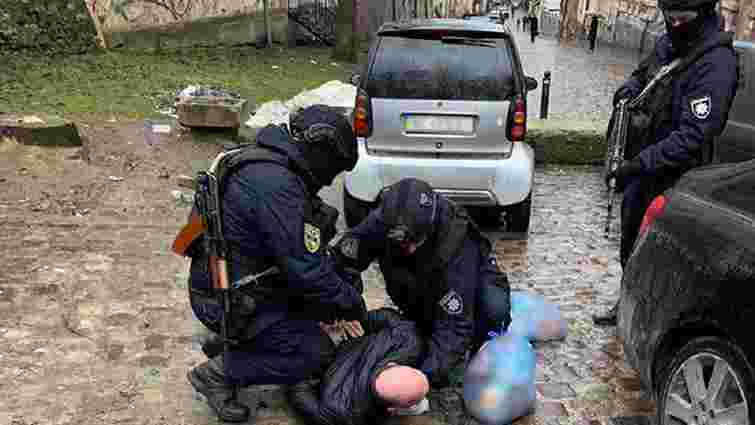 Двох наркоторговців затримали у Львові під час збуту героїну