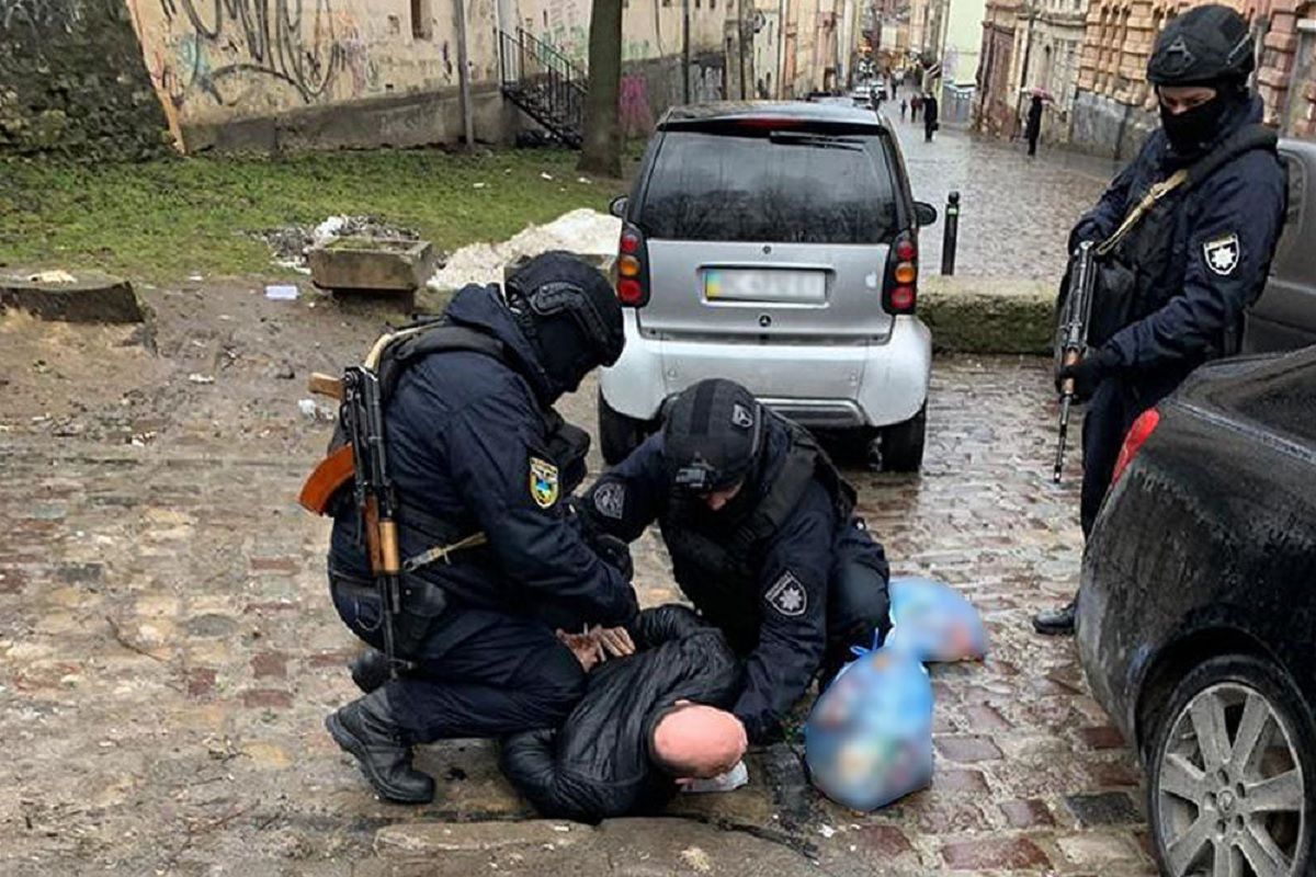 Двох наркоторговців затримали у Львові під час збуту героїну