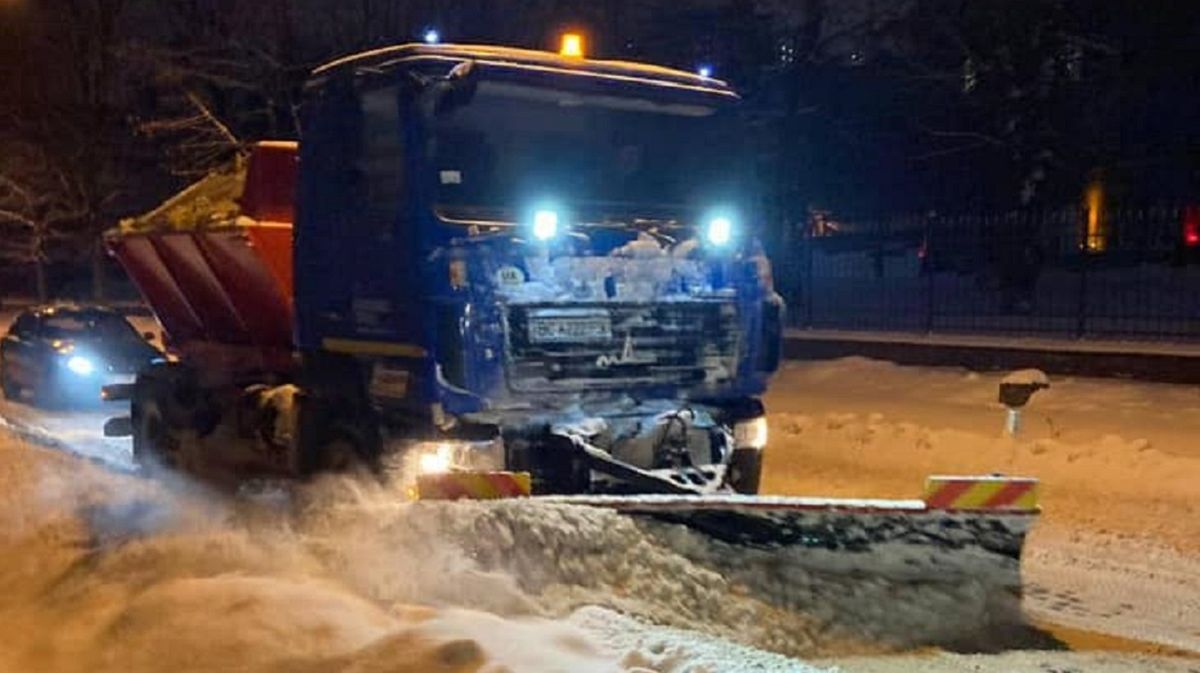 Львівські комунальники цілу ніч прибирали вулиці міста