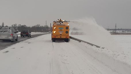 На Західній Україні заборонили рух вантажівок через снігопади