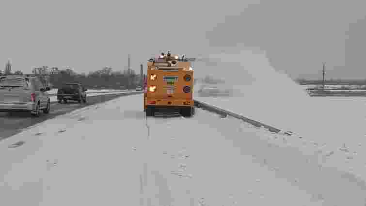 На Західній Україні заборонили рух вантажівок через снігопади