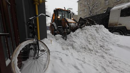 Через аномальні снігопади львівські школи перевели на дистанційне навчання 
