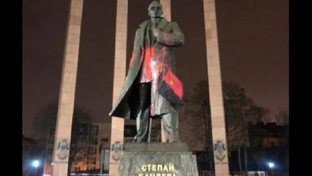 Поліція затримала вандалів,  які облили фарбою пам’ятник Степану Бандері у Львові 