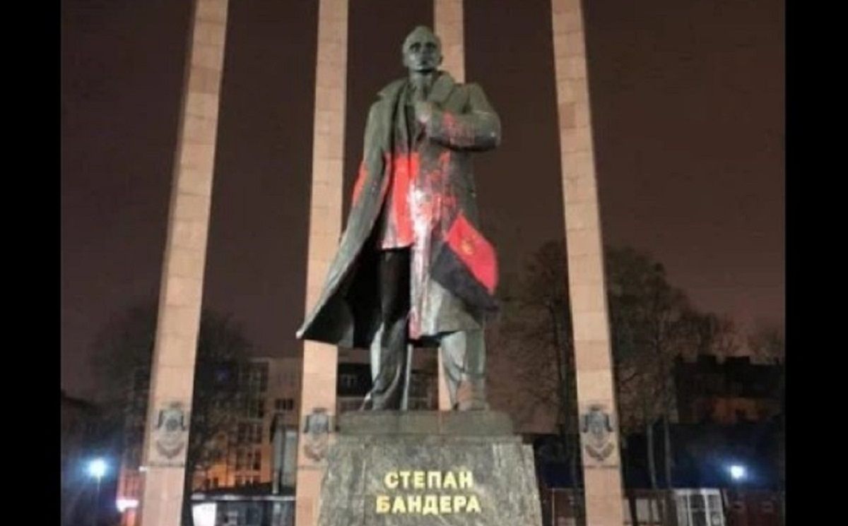 Поліція затримала вандалів,  які облили фарбою пам’ятник Степану Бандері у Львові 