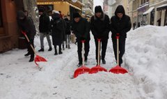 Взяли лопати в руки