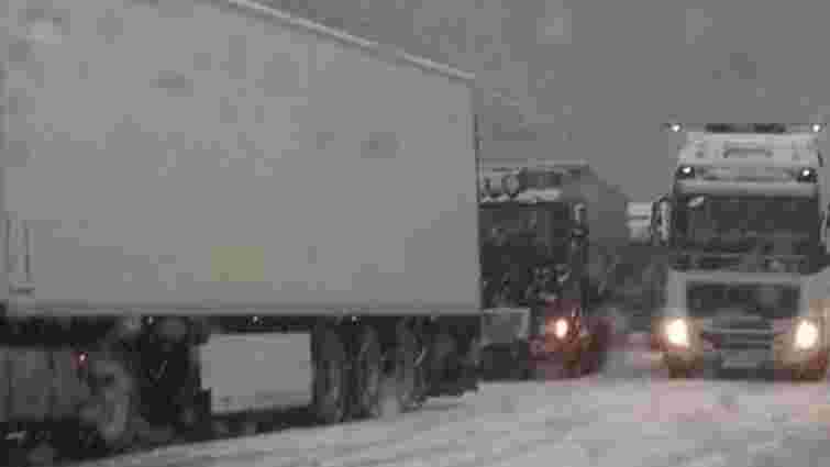 На двох трасах Львівщини заборонили рух вантажівок через негоду